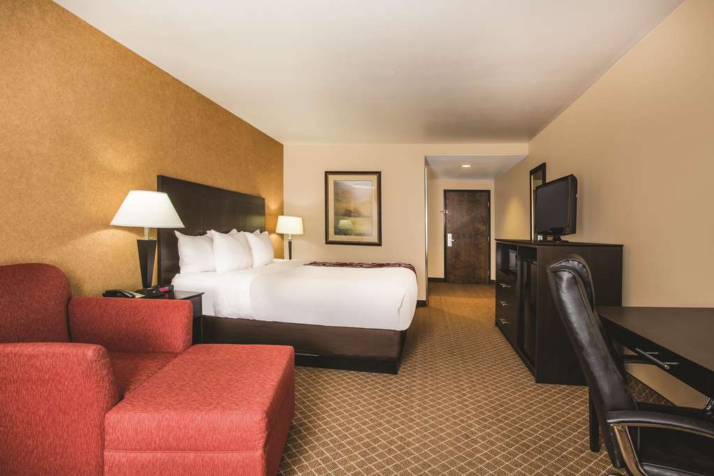 La Quinta Inn & Suites by Wyndham Ely - photo 7