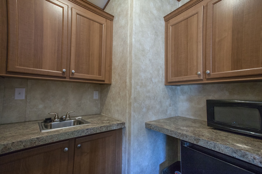 Cuero Oilfield Housing - photo 7