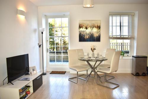 Lux 2 Bed Apt Central Location Balcony & Parking — 4-Star Luxury Hotel in Reading, United Kingdom