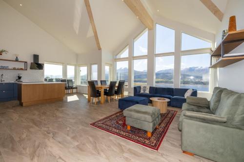 LL Properties Villa With a Hot tub & Scenic View