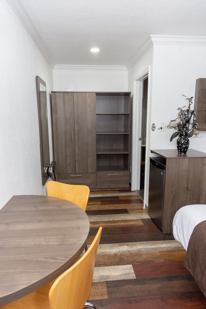 Value Inn Bellflower - photo 4