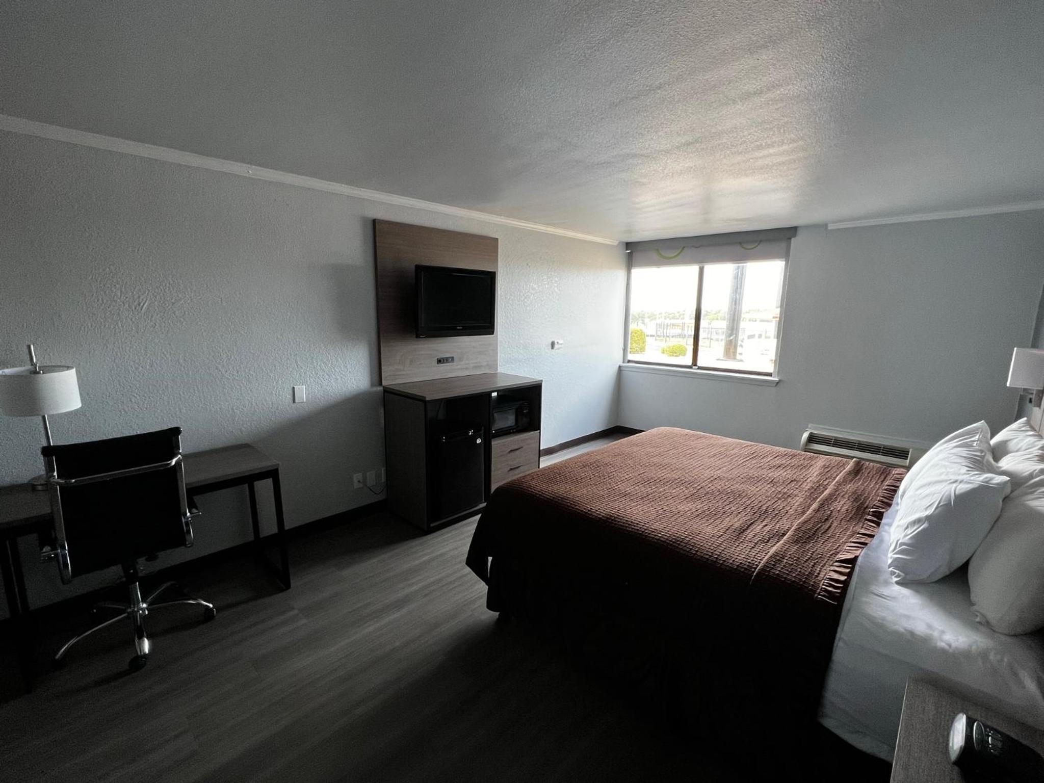Super 8 by Wyndham Fort Worth Entertainment District - photo 33