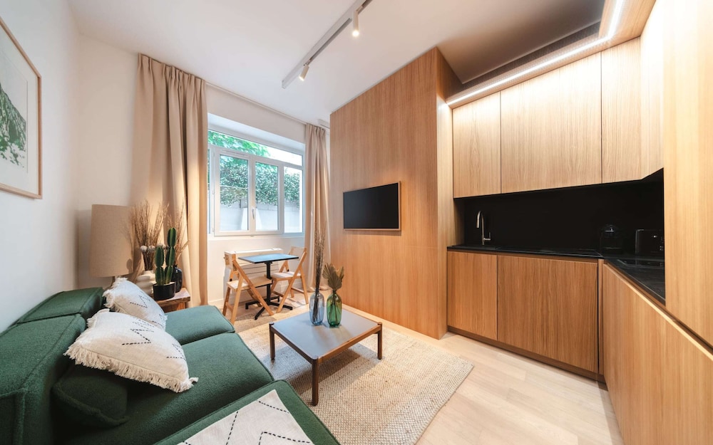 AC Apartment With Terrace in the Center of Paris — 4-Star Luxury Hotel in Paris, France