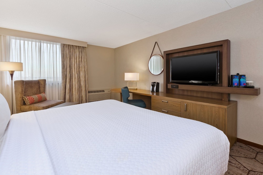 Crowne Plaza Columbus North Worthington by IHG - photo 12
