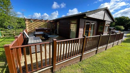 Conkers Lodge For 6 With Hot Tub Secluded Decking Spa Resort In Devon — Chudleigh