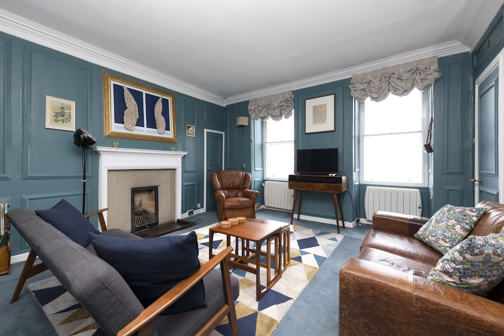 JOIVY Eclectic & Design Led 3Br Apt Near Edinburgh Castle — 4-Star Luxury Hotel in Edinburgh, United Kingdom