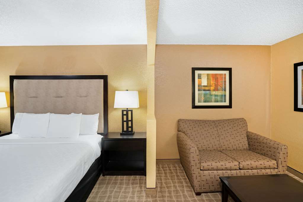 La Quinta Inn & Suites by Wyndham Hot Springs - photo 43