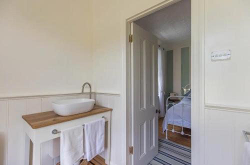 Islay House Stripey Room — Woodend — photo 4