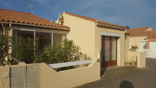 Les Mers du Sud 4 personnes vélos piscine climatisation plage à 120m in Gruissan, France