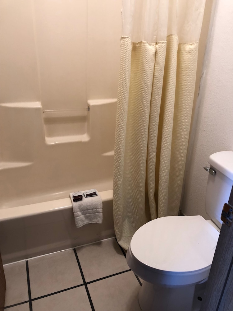 Sumner Motor Inn - photo 25