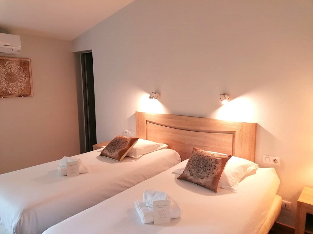 Les Platanes - last minute hotel in Etauliers