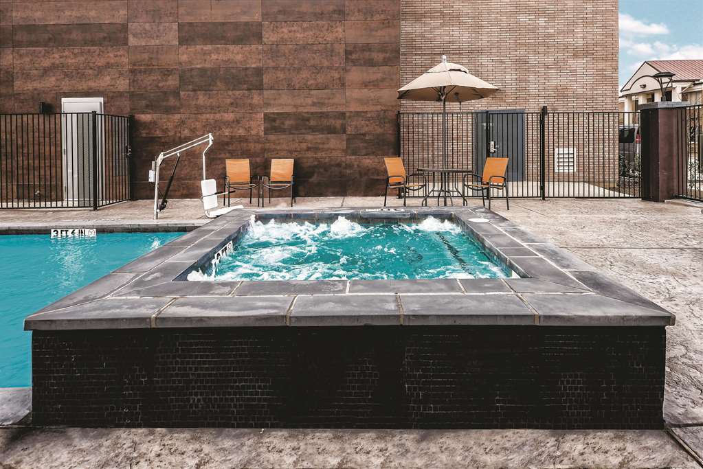 La Quinta Inn & Suites by Wyndham Dallas Grand Prairie North - photo 7