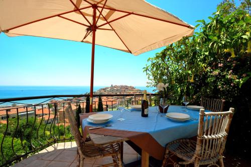 casa vista mare con wifi AC nelle 4 camere da letto e parcheggio privato — 4-Star Luxury Hotel in Imperia, Italy