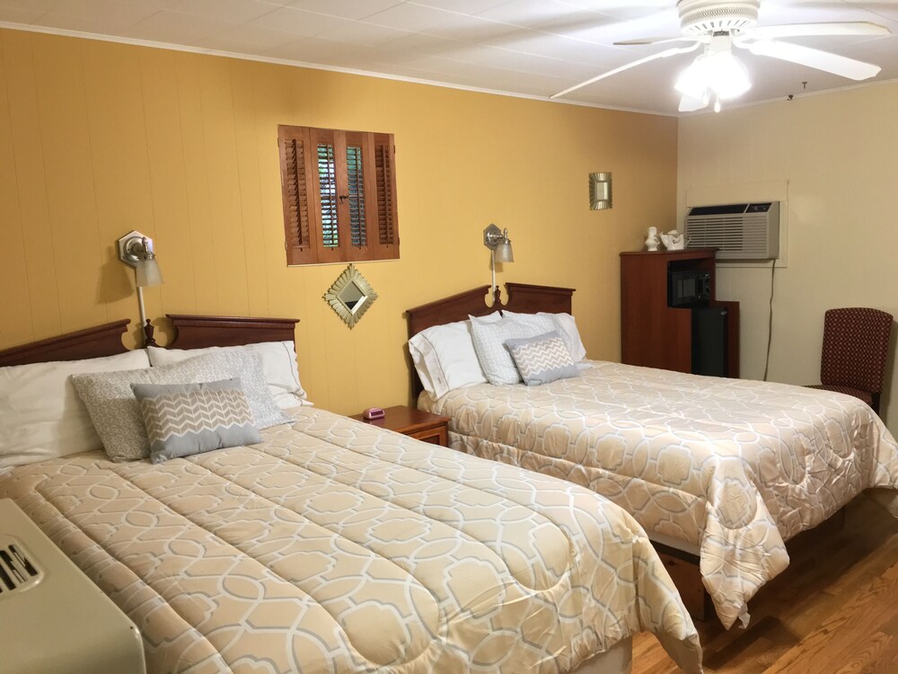 CedarWood Inn - photo 22
