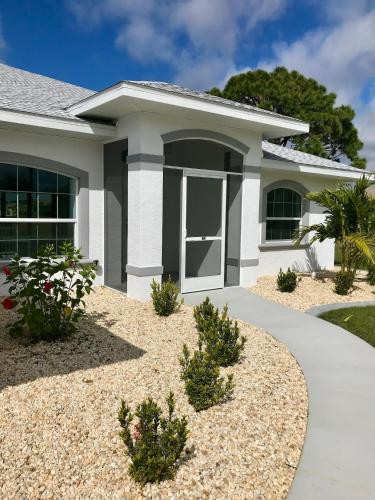 Paradise Home Tranquil canal view 3 BDR in Golfers paradise — 4-Star Luxury Hotel in Rotonda West, United States
