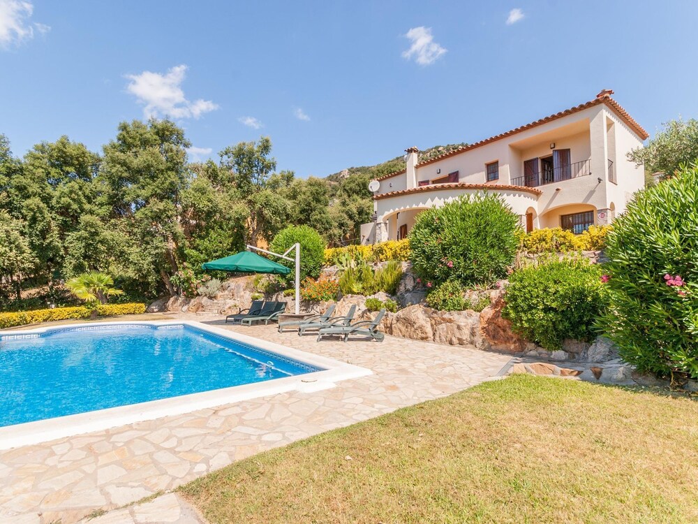 Villa in Calonge with Pool and Mountain Views — 4-Star Luxury Hotel in Calonge, Spain