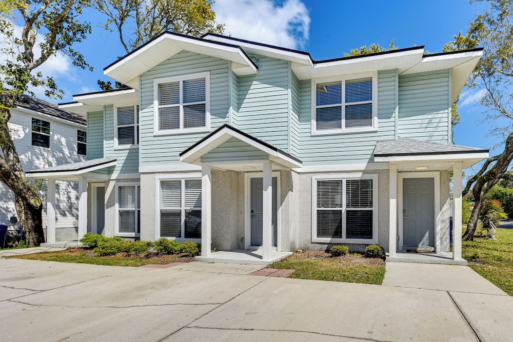 Fernandina Beach Townhome Steps to Public Beach — 4-Star Luxury Hotel in Fernandina Beach, United States
