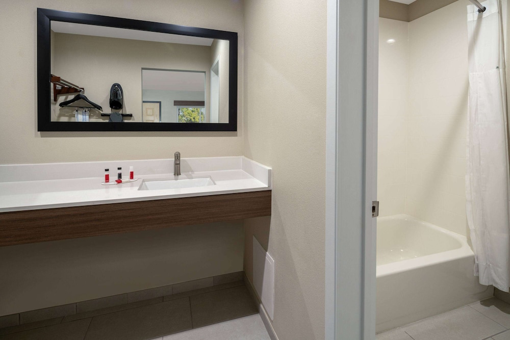 Ramada by Wyndham Modesto Yosemite Area - photo 32