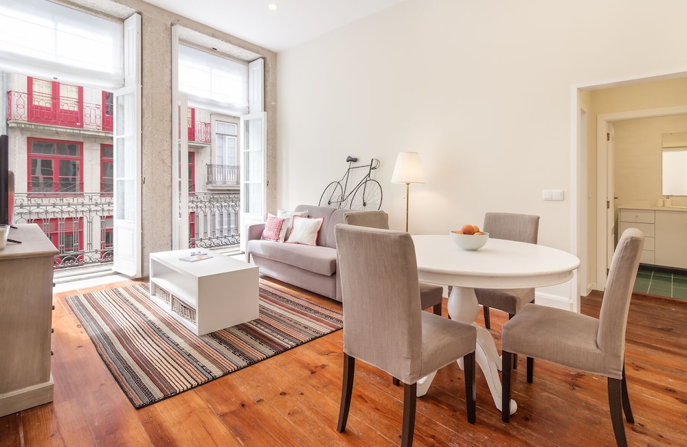 Nada03 Faisama Historical 3 Design Balcony AC — 4-Star Luxury Hotel in Porto, Portugal