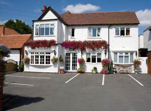Moonraker House — 4-Star Luxury Hotel in Stratford Upon Avon, United Kingdom