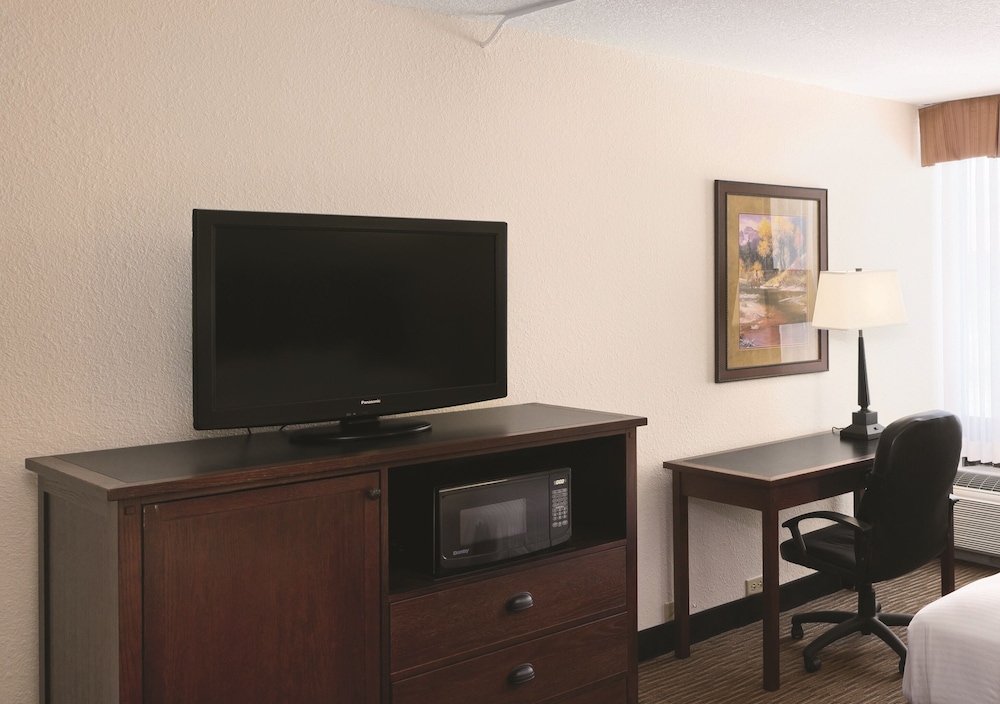 Ramkota Hotel & Conference Center - photo 13