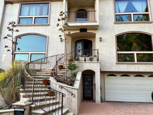 Holiday at Halliday — 4-Star Luxury Hotel in Los Angeles, United States