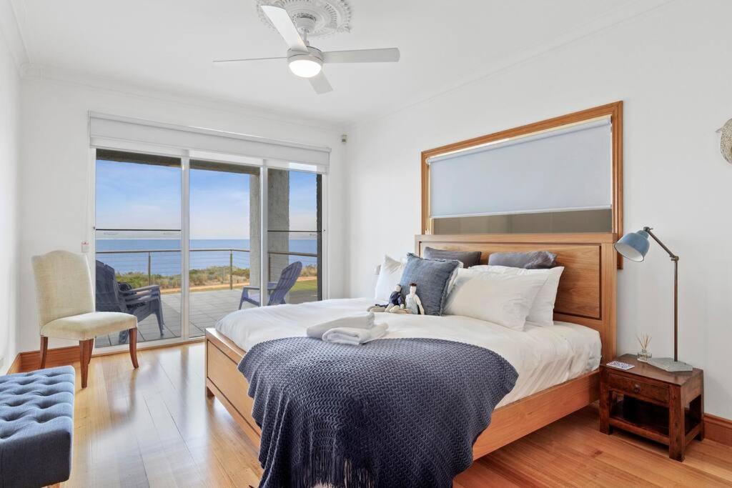 Absolute Bay Frontage with Open Fire and Spa Bath — Portarlington — photo 4