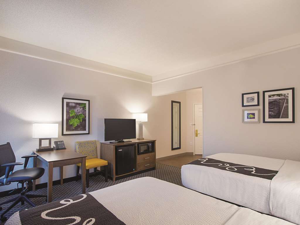 La Quinta Inn & Suites by Wyndham Oklahoma City NW Expwy - photo 35