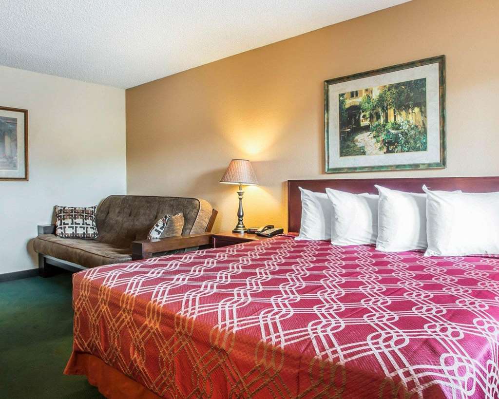 Econo Lodge Springfield I 44 - photo 12