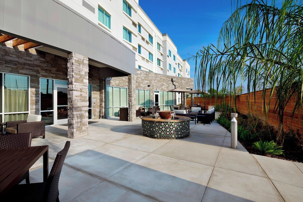 Courtyard Houston Intercontinental Airport - photo 39