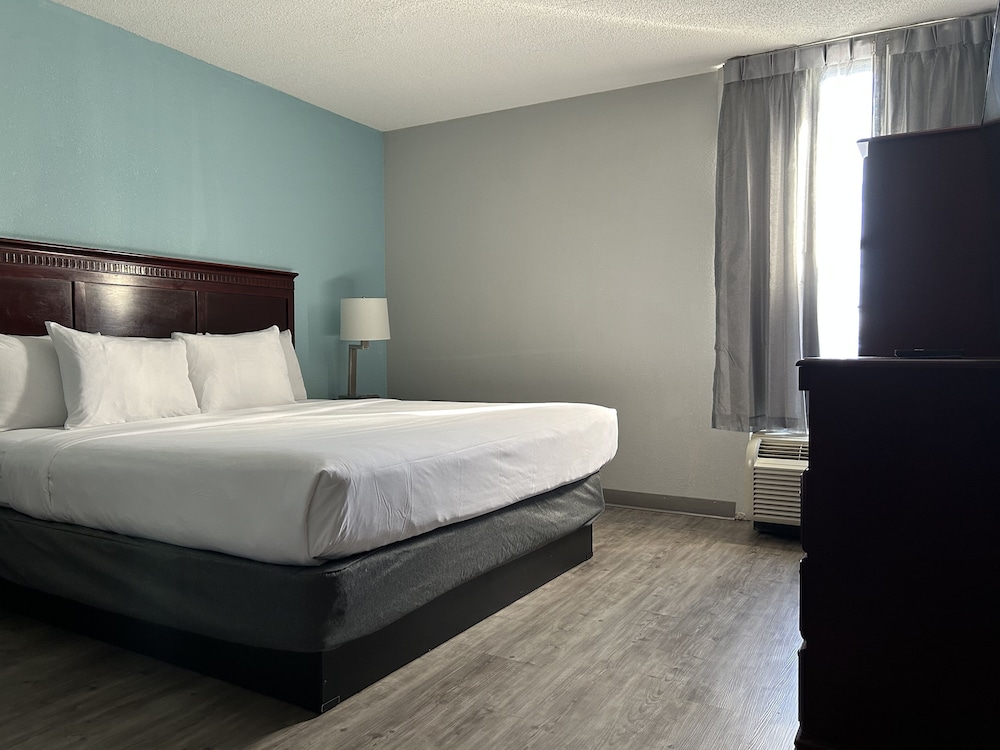 Clarion Inn & Suites Grand Rapids Airport - photo 38