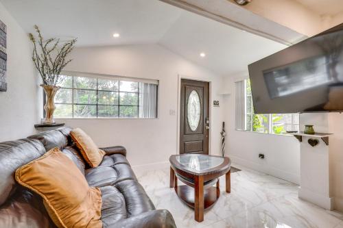 3 Mi to Beach Hollywood Treehouse with Deck and Yard — 4-Star Luxury Hotel in Hollywood, United States