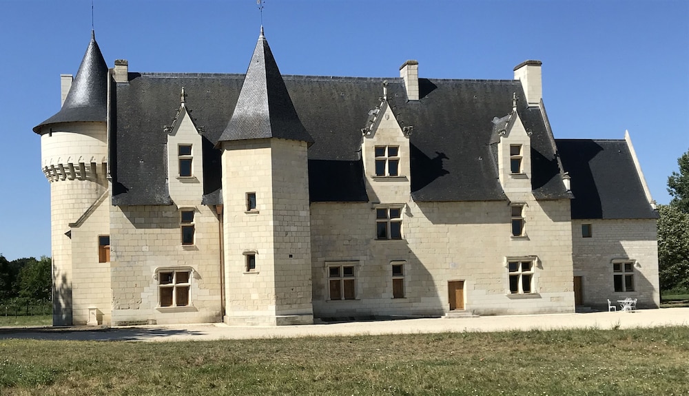 Les Trois Moutiers - carbon neutral hotel in Ternay