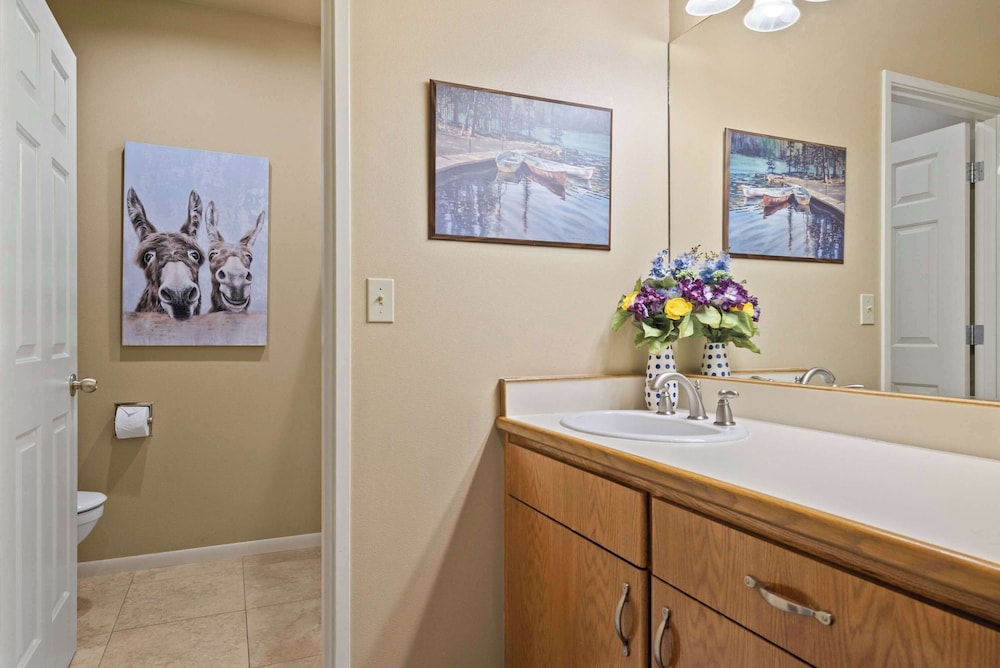 Riverview Retreat Picturesque 2 BDR in Resort - photo 15