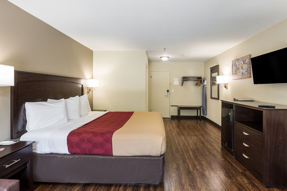 Econo Lodge Near Stewart Inter - photo 8