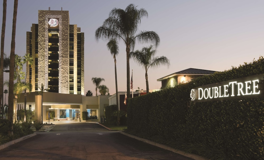 DoubleTree by Hilton Monrovia Pasadena Area - carbon neutral hotel in Monrovia