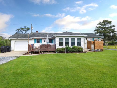 Mermaid Crossing Pet friendly waterfront with dock in Chincoteague, United States