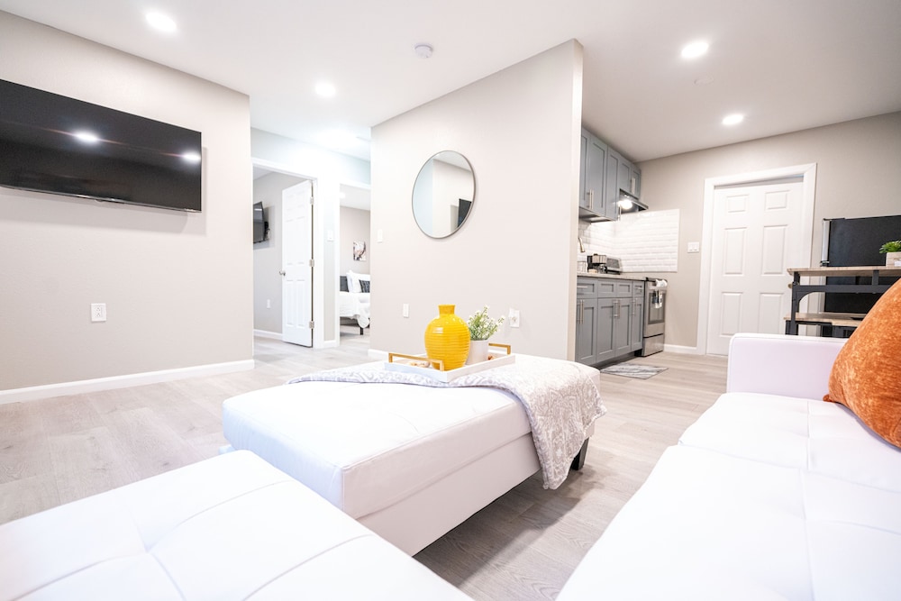 University Serenity Suites 14th - photo 23