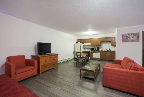 Econo Lodge Inn & Suites Escanaba North - photo 18