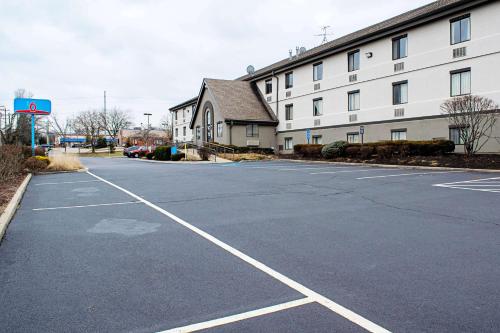 Crossland Economy Studios Cincinnati Springdale Tri Cty Mall - featured photo