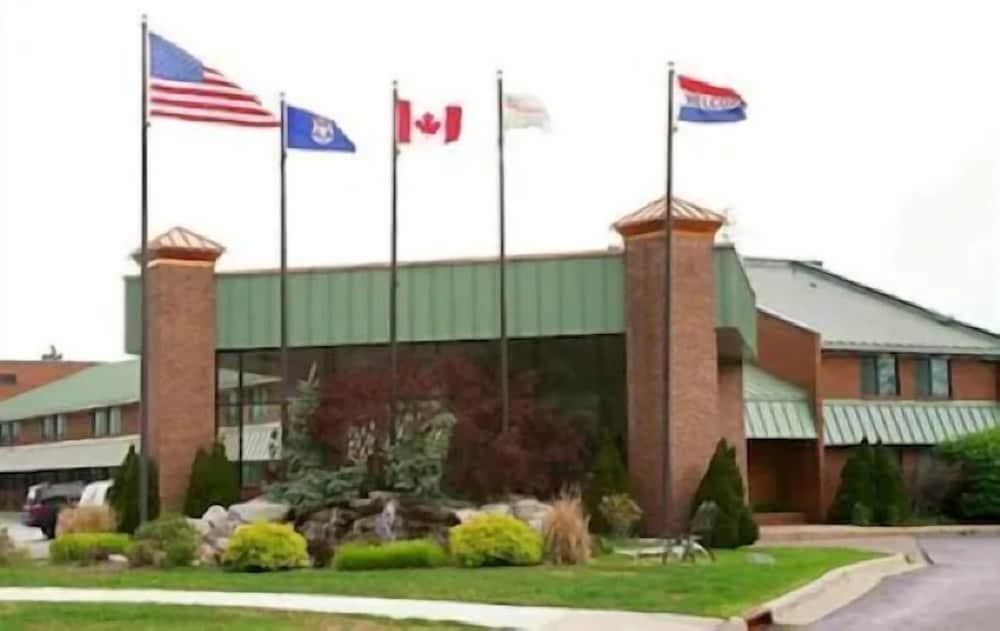 Marvin's Garden Inn - photo 40