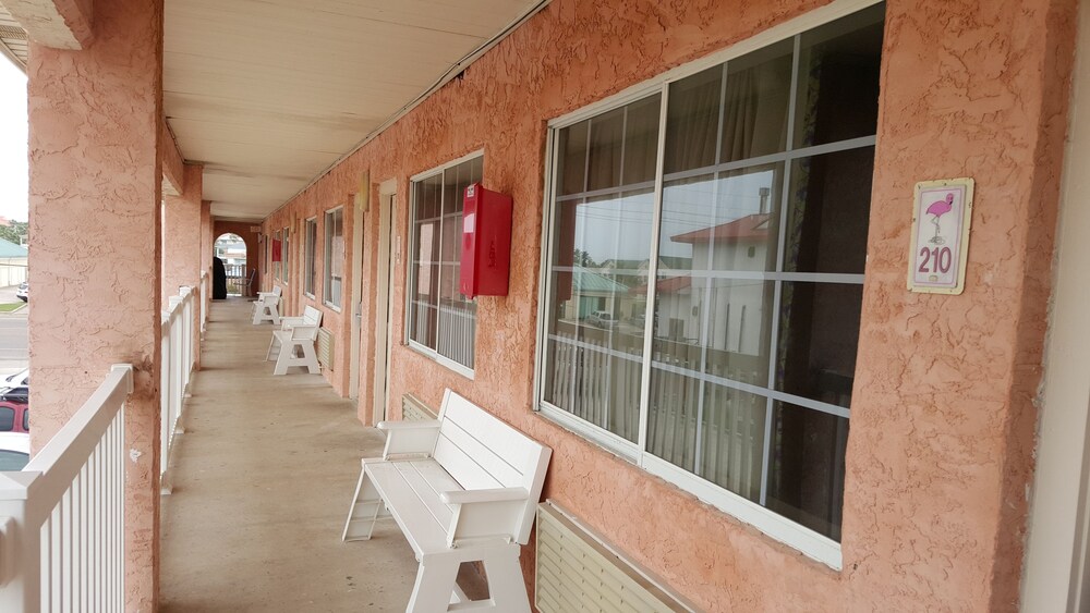 Flamingo Inn - photo 24