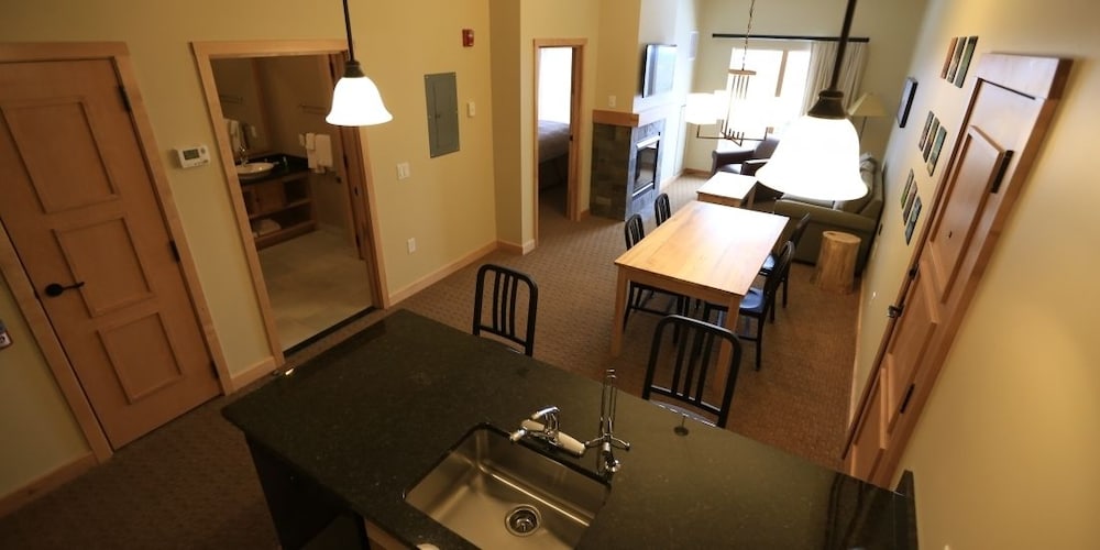 Burke Mountain Hotel - photo 15