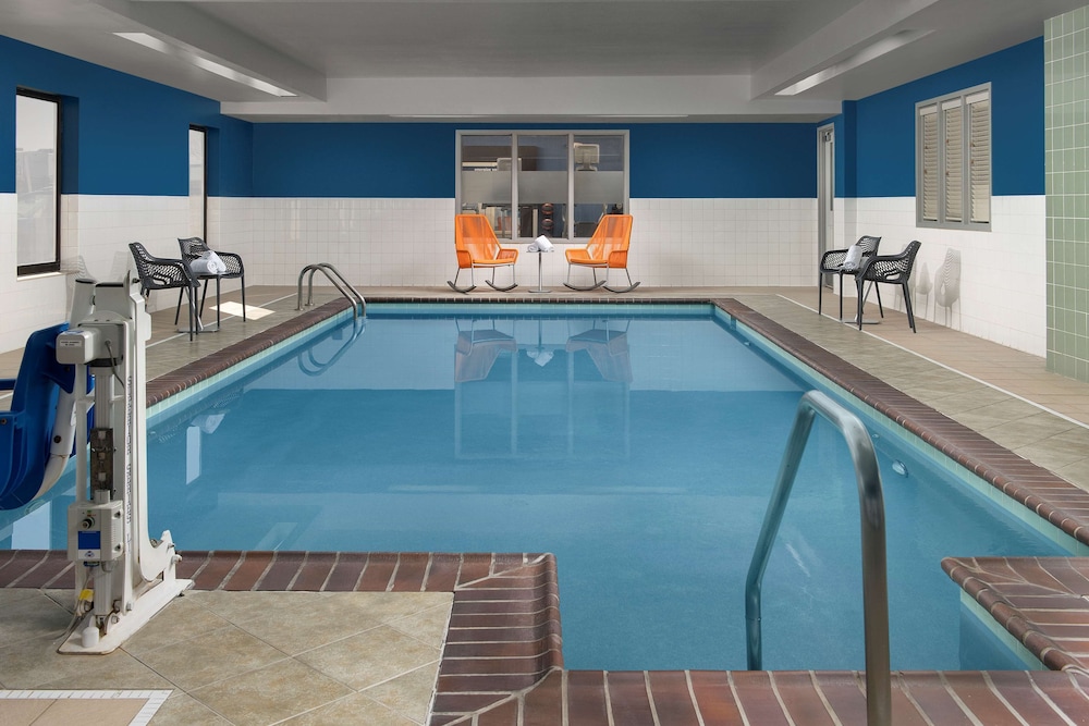 Hampton Inn Knoxville East - photo 17