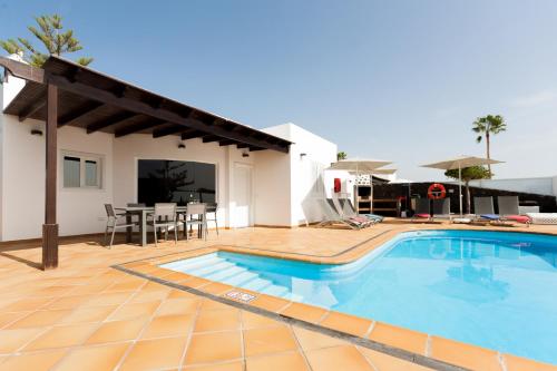 4 bedroom Villa Mimi with private heated pool — 4-Star Luxury Hotel in Puerto Del Carmen, Spain