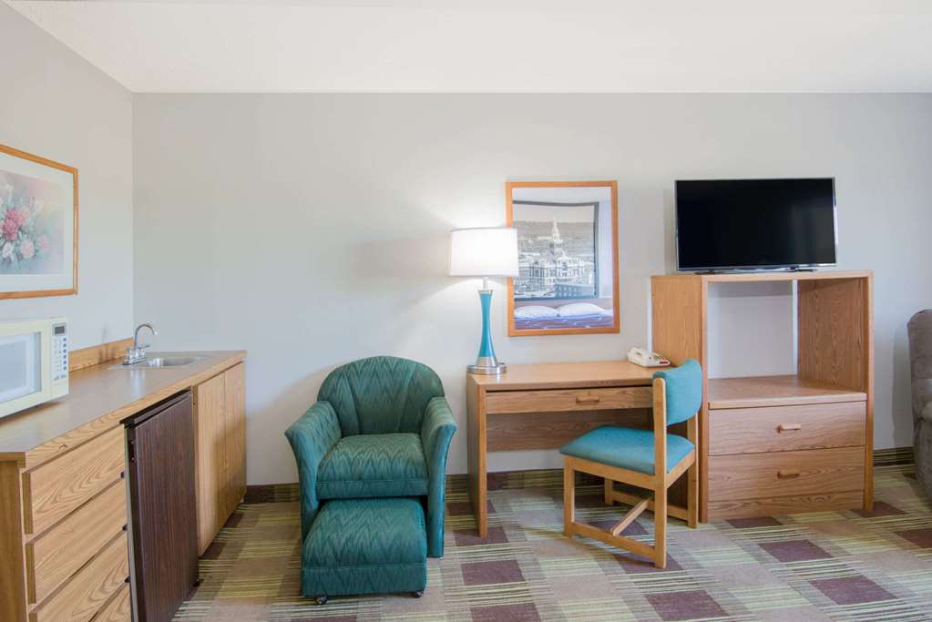 Super 8 by Wyndham Toledo - photo 12