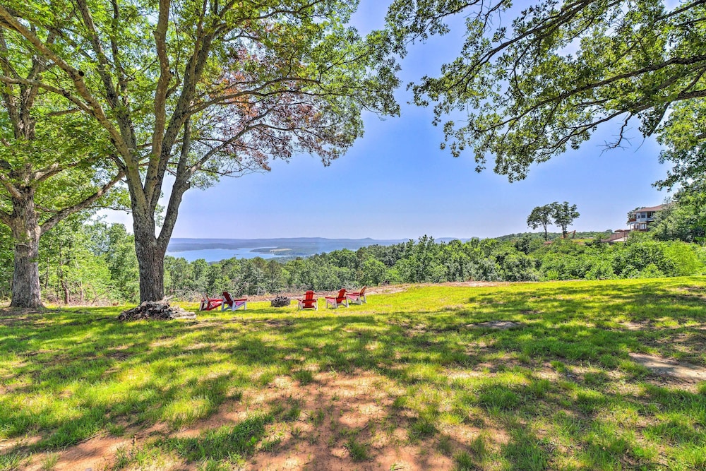 Lakeview Edgemont Escape with Fire Pit and Grill — hotel in Fairfield Bay