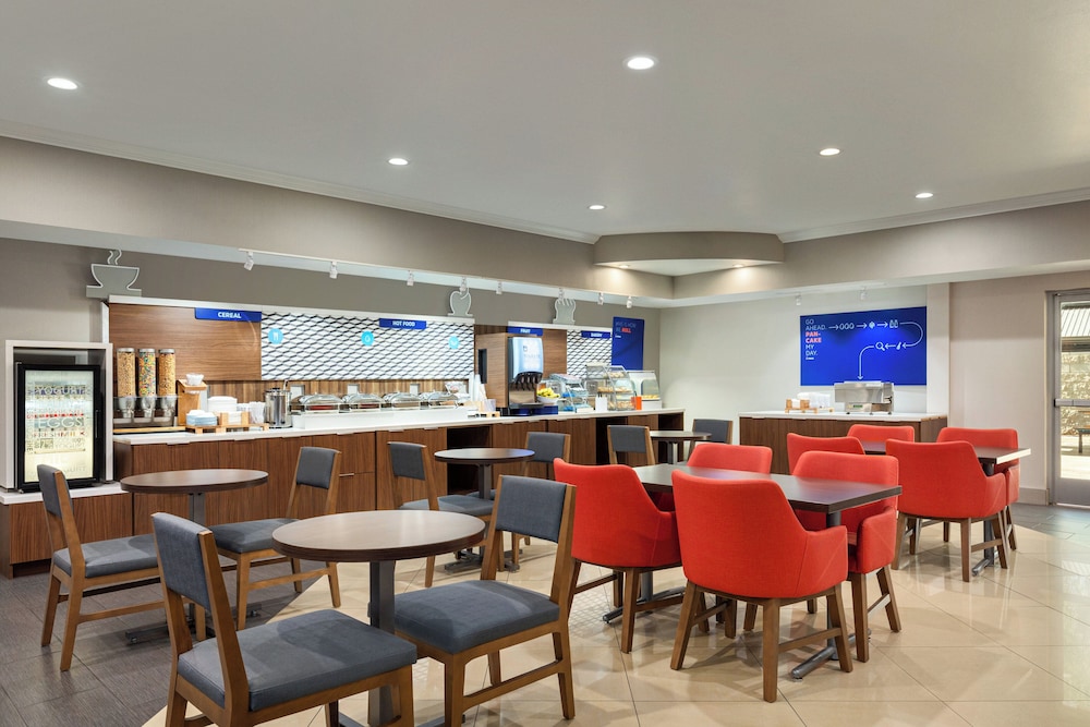 Holiday Inn Express and Suites Bakersfield Central by IHG - photo 40
