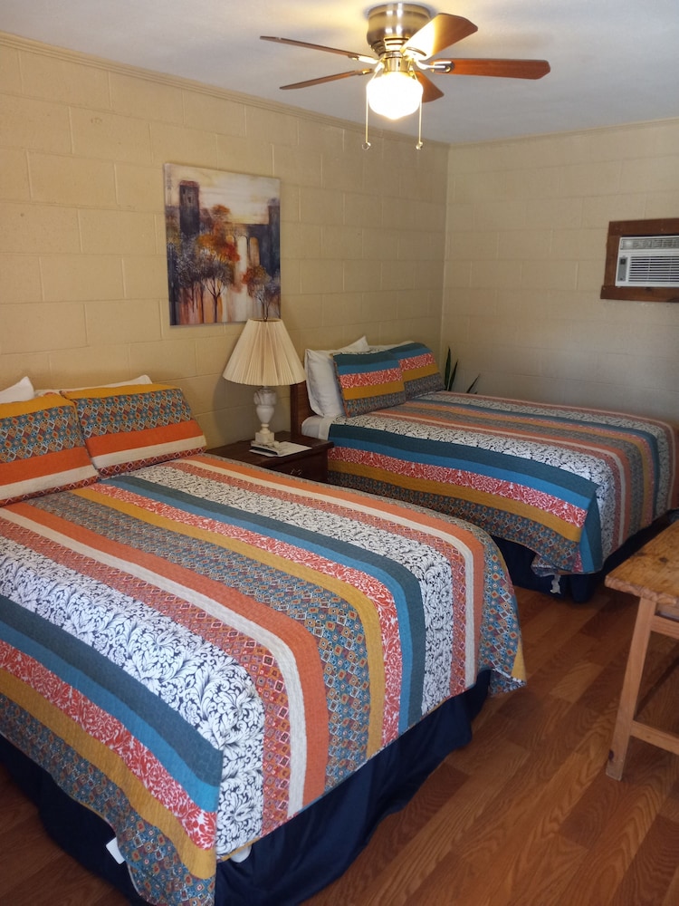 Cedar Falls Motel - photo 3