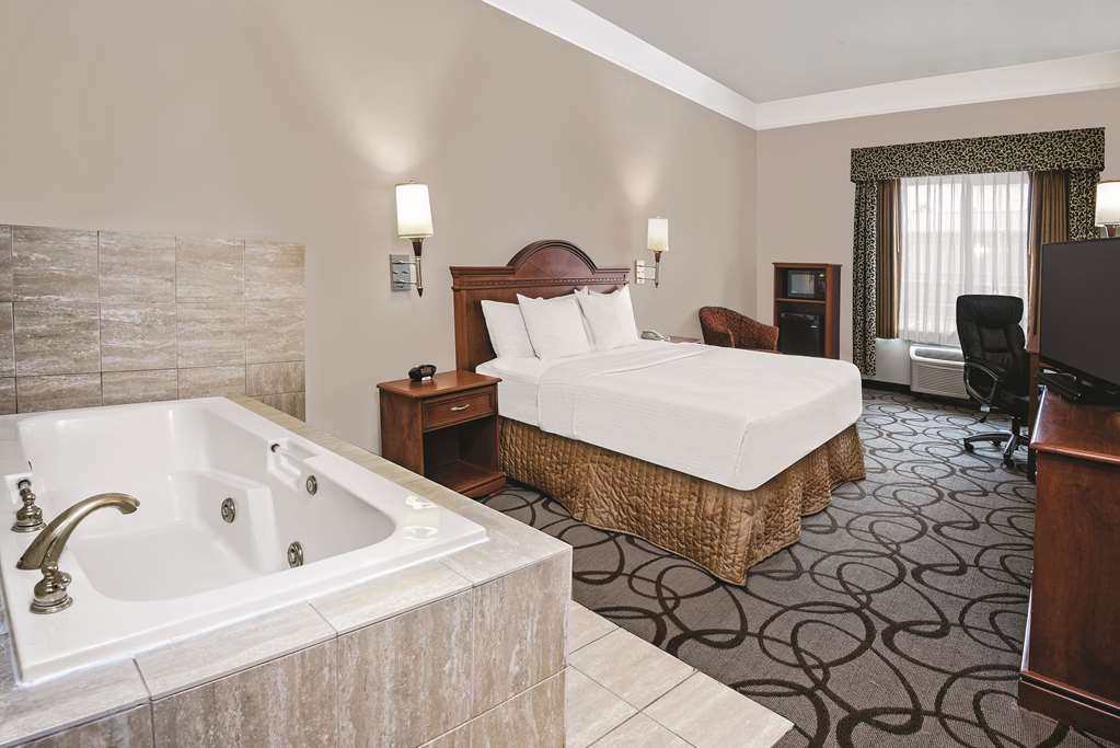 La Quinta Inn & Suites by Wyndham Stephenville - photo 8